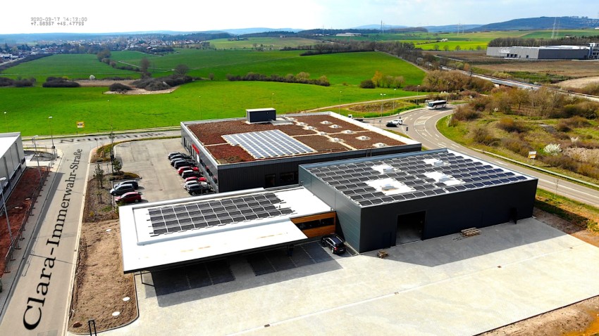 Draufsicht Damm Solar GmbH mit Straßen im Umfeld